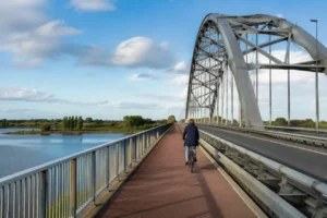 Fietspad op IJsselbrug weer toegankelijk na tijdelijke afsluiting