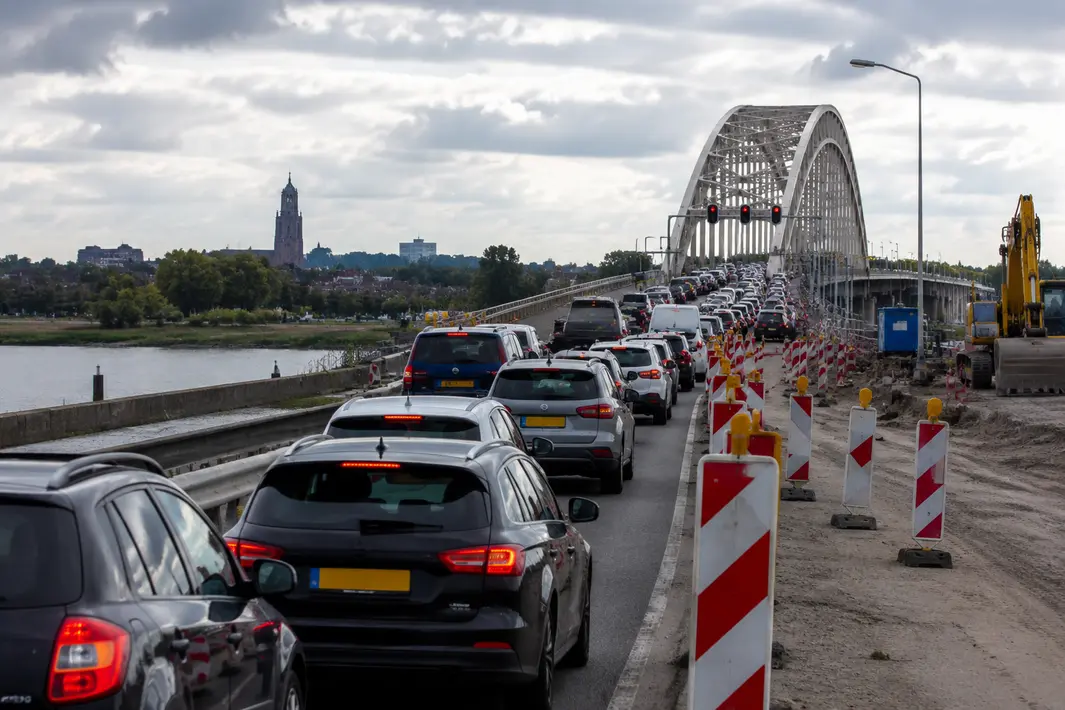 Verkeer in regio Arnhem vast door werkzaamheden aan IJsselbrug