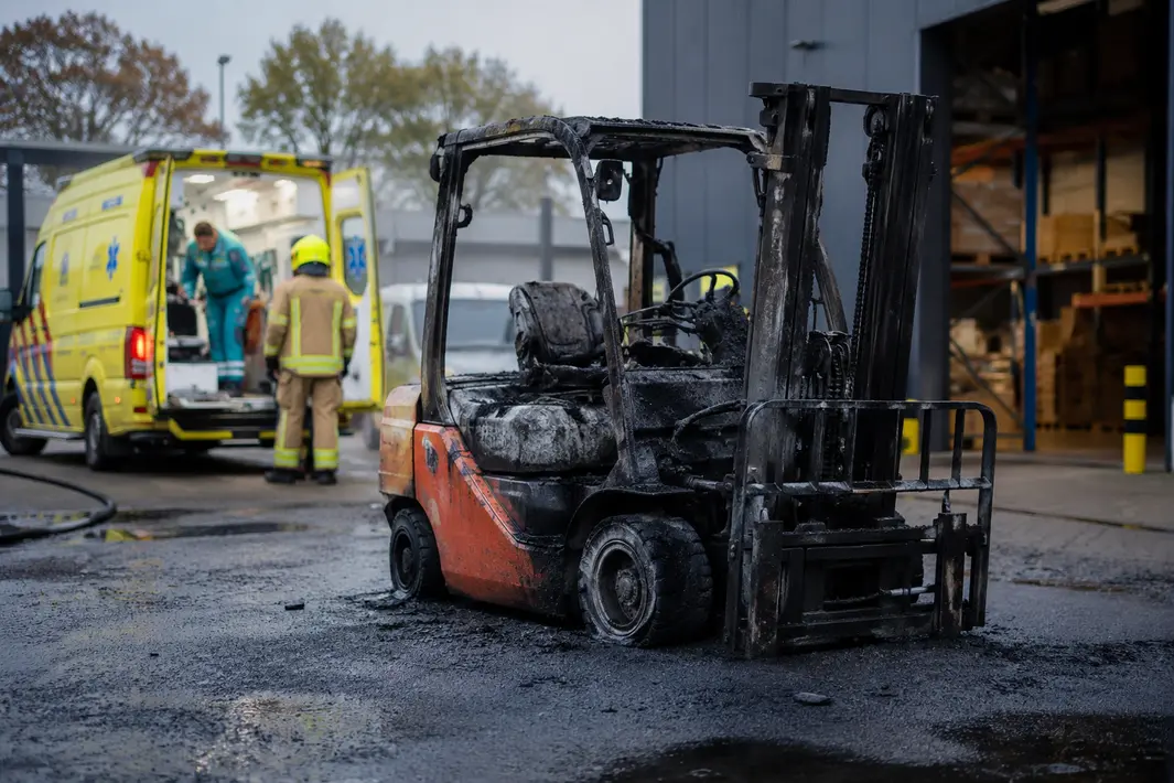 Bewoner gewond na brand in heftruck, spoedhulp ingeschakeld