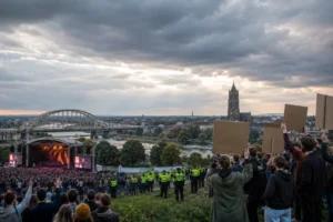 Grote belangstelling en protesten rond concert in Arnhem