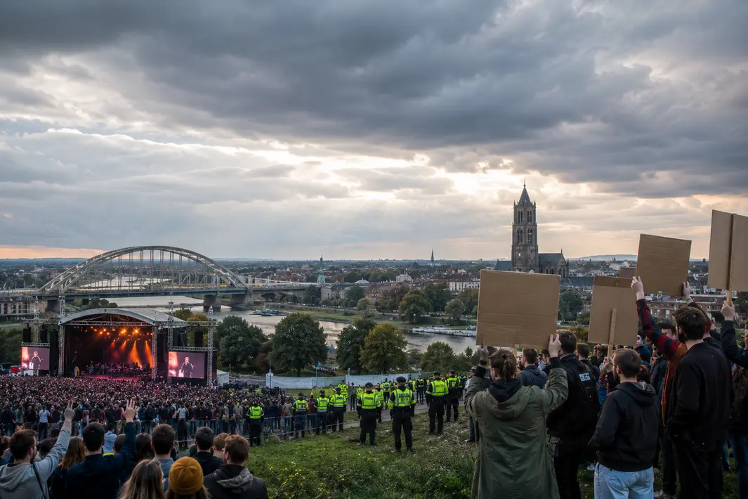 Grote belangstelling en protesten rond concert in Arnhem