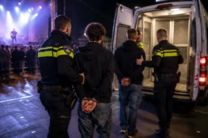 Politie treedt op tijdens concert in Arnhem, twee personen aangehouden