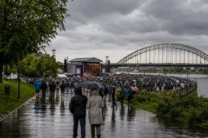 Tienduizenden naar controversieel concert in Arnhem
