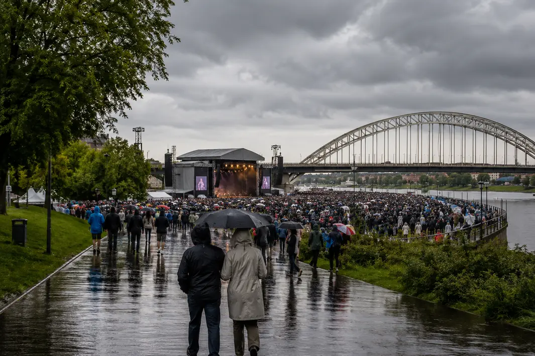 Tienduizenden naar controversieel concert in Arnhem