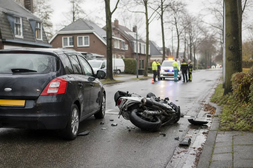 Motorrijder raakt gewond bij botsing in Velp